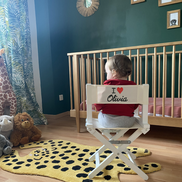 Fauteuil de star bébé dans chambre d'enfant