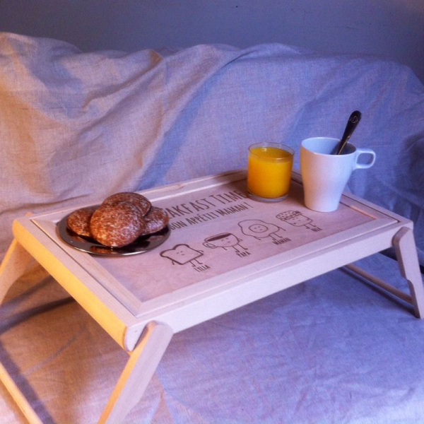 Que diriez-vous de fabriquer vous-même un joli plateau à utiliser pour un petit  déjeuner au lit pour vous ou pour un …