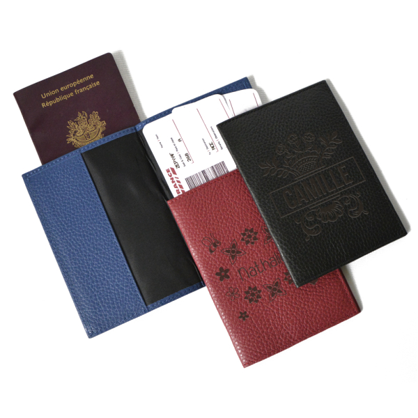 Protège-passeport en cuir de couleur personnalisé avec un prénom